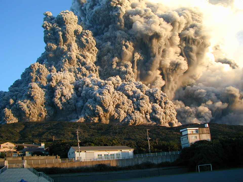 01_噴煙を上げる雄山の写真