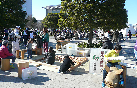 多摩産材のおもちゃで遊ぶ子供たちなど、多くの人でにぎわうイベント風景