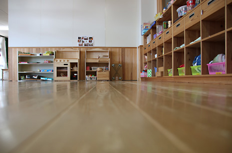 内装を木質化し、木の床を採用した保育園の写真