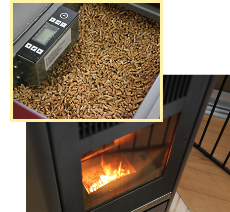 木質チップの燃料と、それを利用したストーブの写真