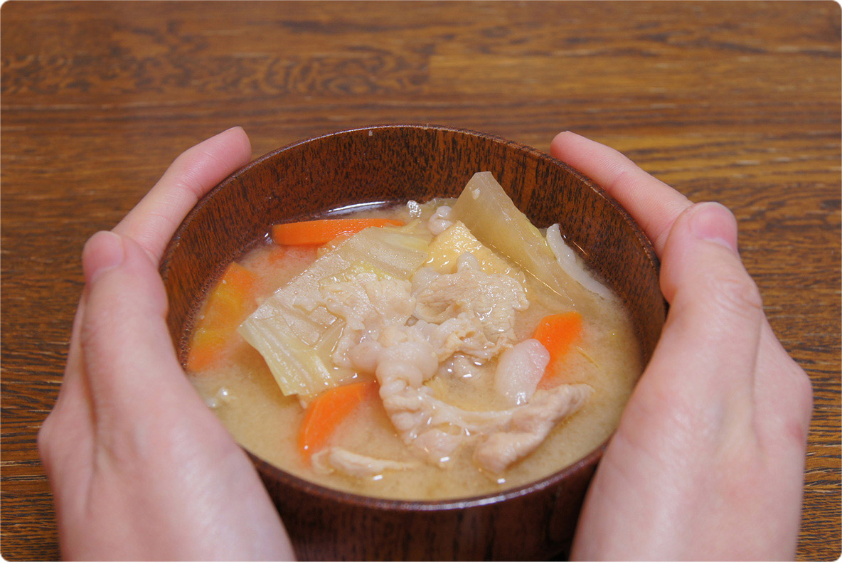 熱い味噌汁を入れた木のお椀を手で持っても、手は熱くなりません。